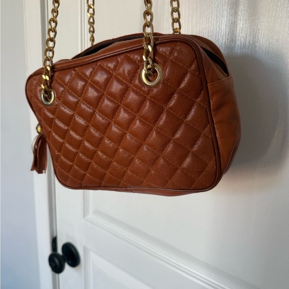 Luxurious Quilted Leather Shoulder Bag with Gold Accents - Picture 7 of 7